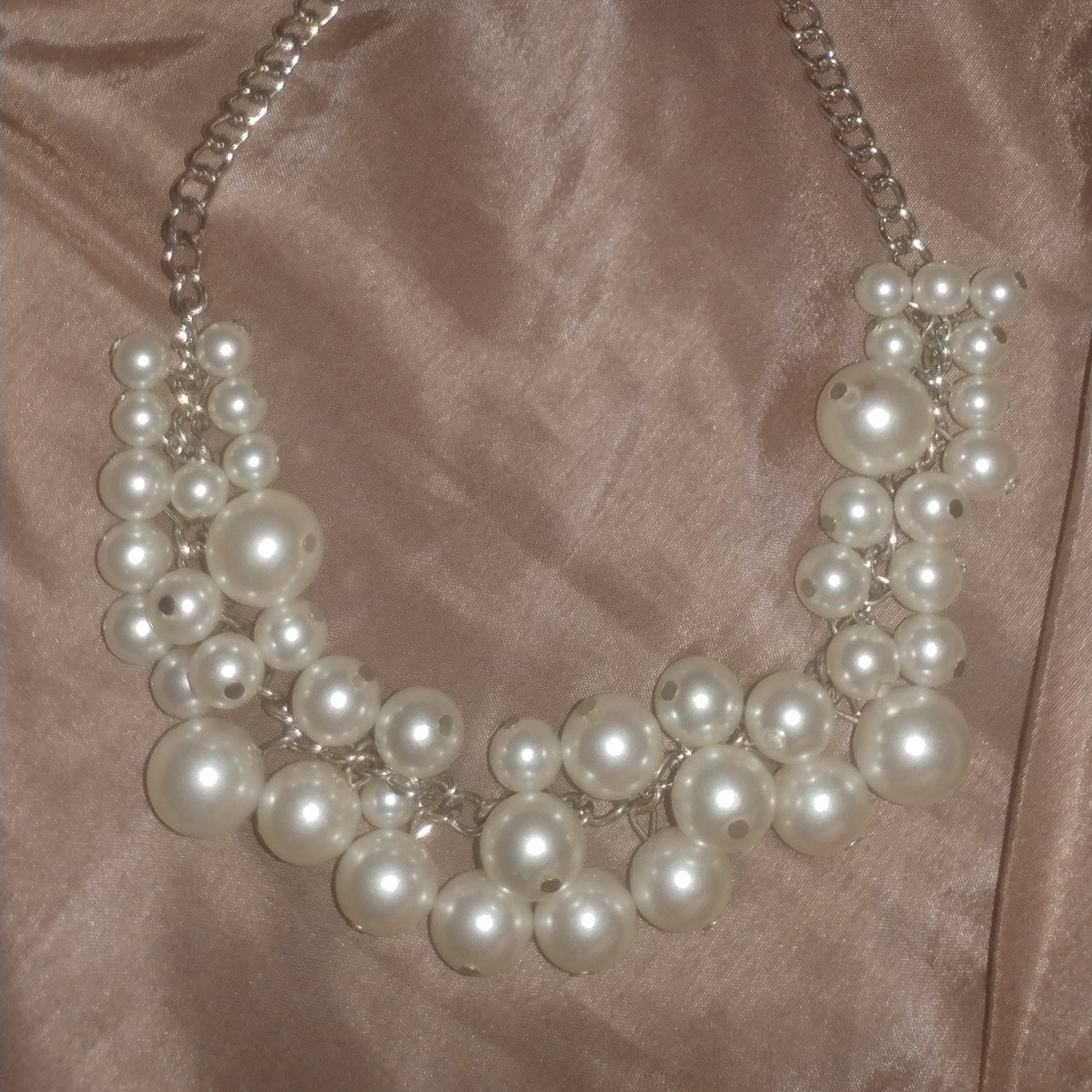 White pearl bubbly necklace